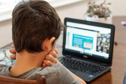 Paauglys žiūri į kompiuterio ekraną