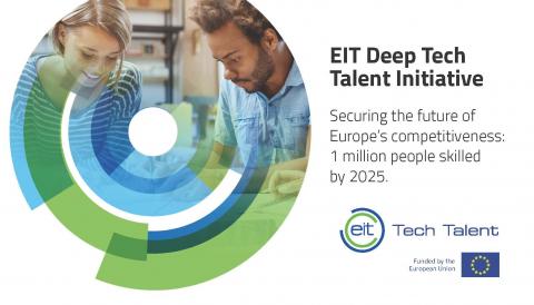 Plakato paveikslėlis su baltos moters ir juodos spalvos vyro nuotrauka kairėje pusėje esančiuose knyginiuose kompiuteriuose, apskritimu, kuris išblukia į žalius ir mėlynus pusračius. Tekstas dešinėje skaitomas taip: „EIT gilių technologijų talentų iniciatyva Europos konkurencingumo ateičiai užtikrinti: Iki 2025 m. – 1 mln. kvalifikuotų žmonių.“ EIT technologijų talentas ir finansavimas iš ES logotipų apačioje dešinėje plakato pusėje.
